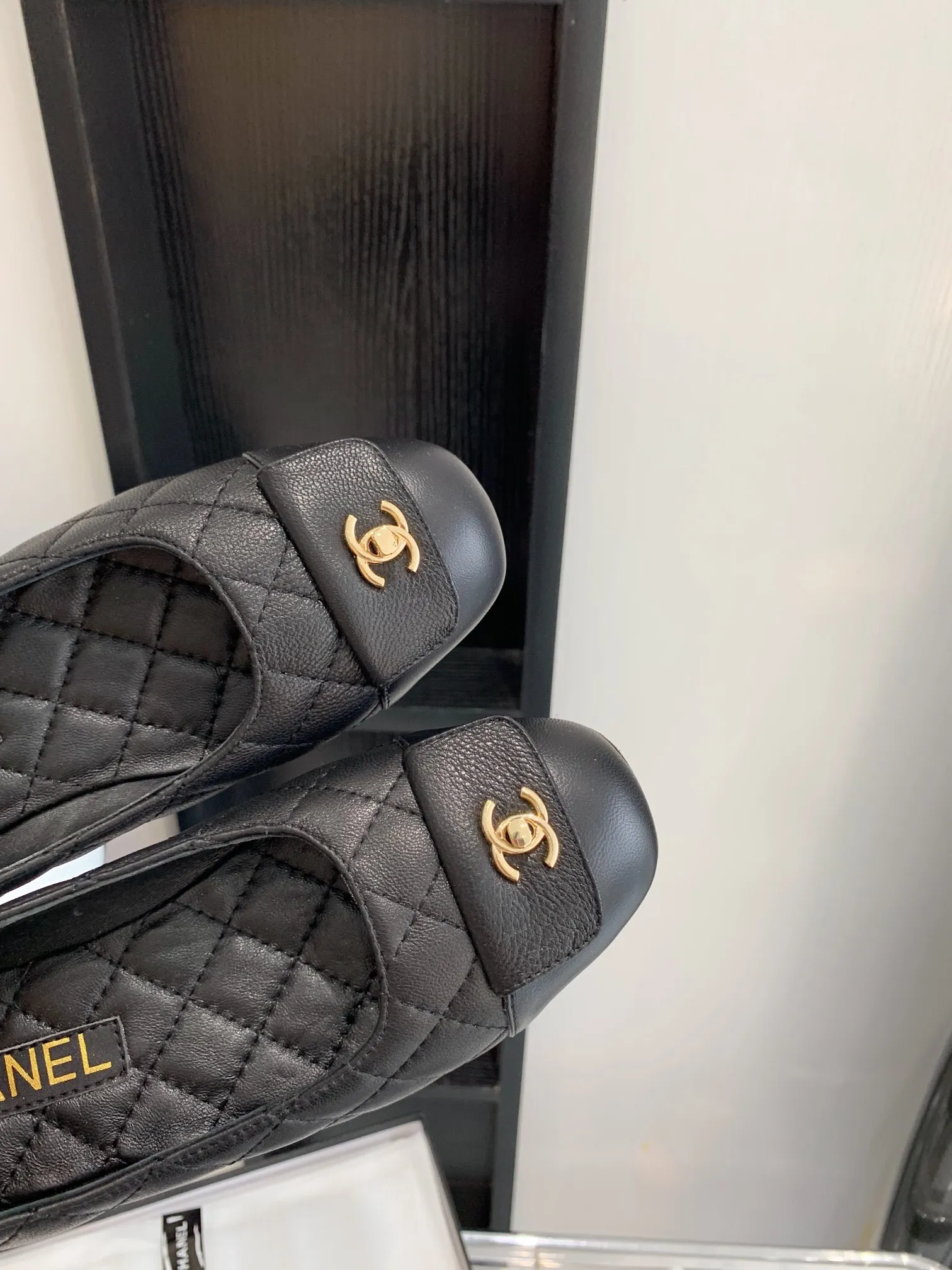 👟👟Ex-factory price 440👟👟 Top version Chanel 2021 new model, classic double C buckle, relatively pointed toe without losing aura, super atmospheric, original version shipped one to one, size 35-40.
